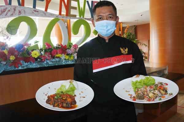SAMBUT HUT KOTIM: Chef Muji menunjukkan menu jelawat rica-rica dan jelawat sambal matah di Lios Cafe, Aquarius Boutique Hotel Sampit.
