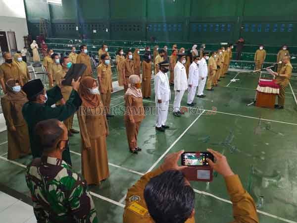 LANTIK: Bupati Seruyan Yulhaidir melantik pejabat dilingkungan Pemkab Seruyan di Gedung Serba Guna Kecamatan Hanau, Selasa (5/1).(IST/RADARSAMPIT)