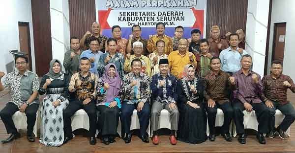 FOTO BERSAMA: Ketua DPRD Seruyan Zuli Eko Prasetyo, saat berfoto bersama dengan Bupati Seruyan Yulhaidir, usai acara perpisahan dengan mantan Sekda Seruyan Haryono, yang memasuki masa purna tugas, belum lama tadi.(DOK.RADAR SAMPIT)