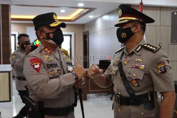 SALAM PROKES: Kapolda Kalteng Irjen Pol Dedi Prasetyo, saat memberikan selamat kepada salah satu pejabat utama Polda yang menduduki posisi baru, usai sertijab di aula Arya Dharma, Rabu (6/1).(ISTIMEWA)