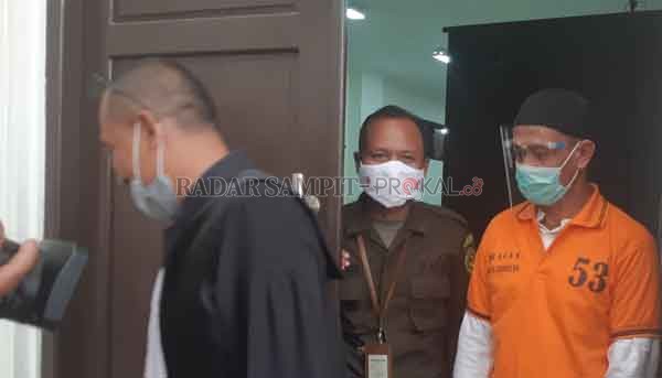 DITUDING RUSAK HUTAN: Abdul Fatah, petani kelapa sawit dari Seruyan usai menjalani sidang di Pengadilan Negeri Sampit.(RADO/RADAR SAMPIT)