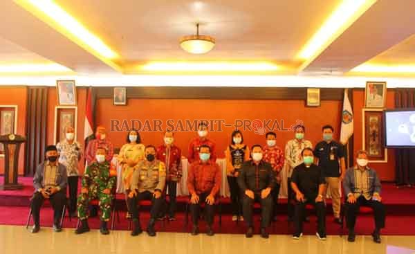 RAPAT : Bupati Mura Drs. Perdie M. Yoseph MA bersama Forkompimda, tokoh masyarakat, tokoh agama saat rapat dalam rangka persiapan vaksinasi, Kamis (1/7).(ONE/RADAR SAMPIT)