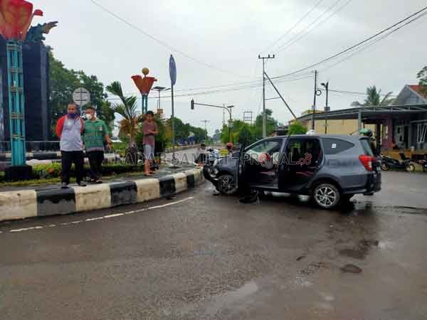 LAKA TUNGGAL : Kecelakaan tunggal terjadi di kawasan Bundaran Burung Kota Nanga Bulik, Kamis (7/1). Sebuah mobil jenis Toyota Calya warna abu-abu metalik bernopol KH 1468 RD ringsek parah setelah menabrak beton bundaran.(   ISTIMEWA/RADAR PANGKALAN BUN)