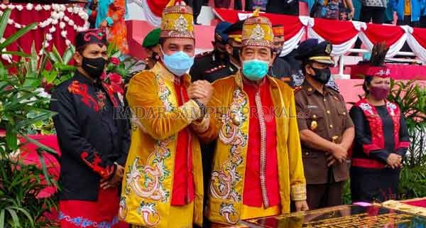 Bupati Kotim Supian Hadi dan Wakil Bupati Kotim Taufiq Mukri pada upacara peringatan hari ulang tahun ke-68 Kabupaten Kotim Kamis (7/1).( Bupati Kotawaringin Timur (Kotim) Supian Hadi dan Wakil Bupati Kotim Taufiq Mukri pada upacara peringatan hari ulang