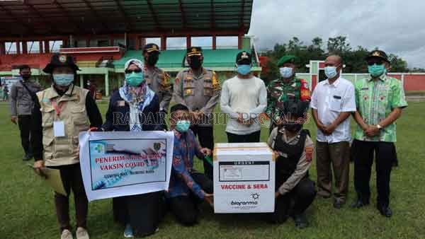 TERIMA VAKSIN : Bupati Mura Perdie M Yoseph (kaos putih) beserta Forkopimda Mura  menyambut kedatangan vaksin Sinovac di Stadion Willy M Yoseph, Sabtu (9/1).(RENO/RADAR SAMPIT)
