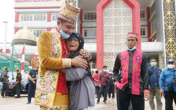 Mbah Samini saat bertemu dengan Supian Hadi di depan RSUD dr Murjani Sampit.(HENY/RADAR SAMPIT)