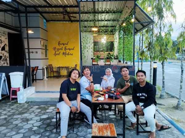 KOORDINASI: Panitia lokal lomba balap perahu ces yang akan dilaksanakan Radar Sampit, berkoordinasi dengan Direktur Radar Sampit Siti Fauziah, pekan lalu.