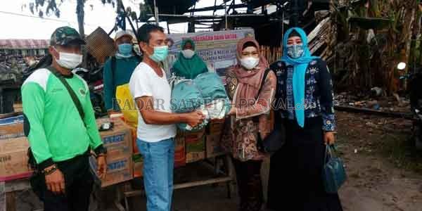 PEDULI: Wakil Wali Kota Palangka Raya Umi Mastikah saat mengunjungi lokasi kebakaran  dan memberikan bantuan bagi korban kebakaran di jalan Dr Murjani gang Suka Damai.(ISTIMEWA/ HUMAS PEMKOT)