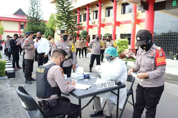 PEMERIKSAAN: Kapolda Kalteng Irjen Pol  Dedi Prasetyo bersama pejabat utama Polda menggelar pengecekan dan pemantapan  personil dan Sarpras sebagai langkah penekanan dan penanggulangan penyebaran covid-19, Senin (11/1).(istimewa)