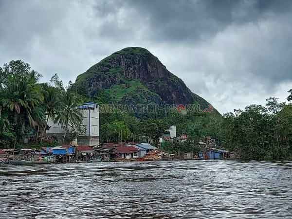 SUASANA DESA : Meski berada jauh dari perkotaan, Kelurahan Tumbang Lahung, tetap melaksanakan proses pembelajaran secara daring, karena Kecamatan Permata Intan masuk zona Merah Covid-19.(RENO/RADARSAMPIT)