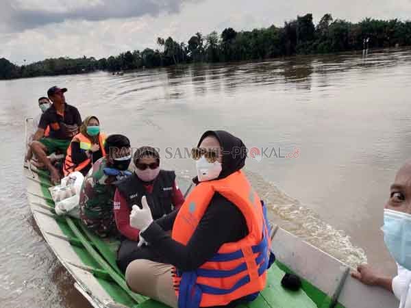 AKTIVITAS: Wakil Bupati Seruyan Iswanti saat menaiki perahu, meninjau kondisi banjir di Seruyan belum lama tadi.(IST/RADARSAMPIT)