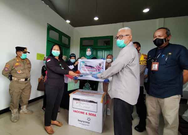 BANTUAN: Kepala Dinkes Kotim Faisal Novendra Cahyanto, saat menerima bantuan vaksin Covid-19 dari Pemerintah Provinsi Kalteng, Sabtu (9/1).(YUNI/RADARSAMPIT)