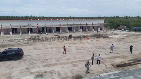 Komisi IV DPRD Kotim meninjau proyek sirkuit di Jalan Jenderal Sudirman kilometer 6. Proyek tersebut dikerjakan dengan sistem tahun jamak dan harusnya sudah selesai tahun 2020 lalu.(RADO/RADAR SAMPIT)