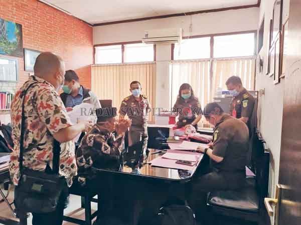 PELIMPAHAN: Penyerahan tersangka dan barang bukti tindak pidana korupsi kegiatan pengadaan pupuk pada Dinas Transmigrasi Kabupaten Kapuas Tahun 2019, Sukiran dan Salamat Widodo, Selasa (12/1).(IST/RADAR SAMPIT)