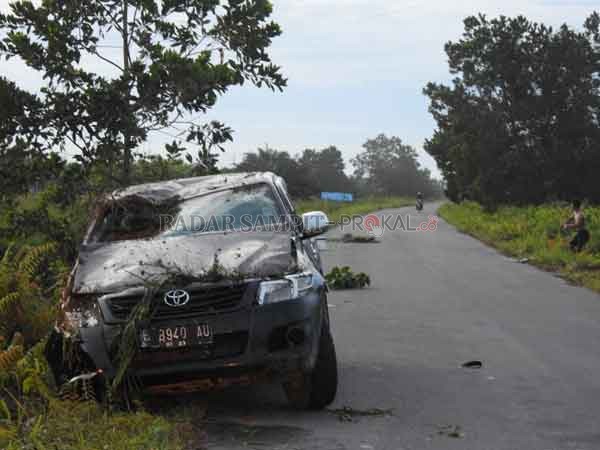 RINGSEK PARAH: Mobil Toyota Hilux single cabin warna hitam bernomor polisi L 8940 AU mengalami kecelakaan tunggal di Jalan Pangkalan Bun-Kotawaringin Lama kilometer 17.(GUSTI HAMDAN/RADAR PANGKALAN BUN)