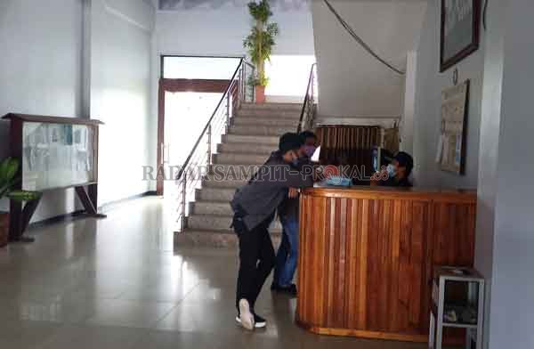 WFH: Kondisi loby di Setwan saat penerapan bekerja dari rumah bagi para ASN, Rabu (13/1).(ALDISETIAWAN/RADARSAMPIT)