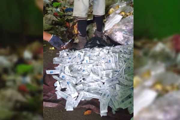 BAHAYA: Sampah medis ditemukan di depo sampah samping Bintang Swalayan, Sampit, Selasa (12/1) pagi.(ist)