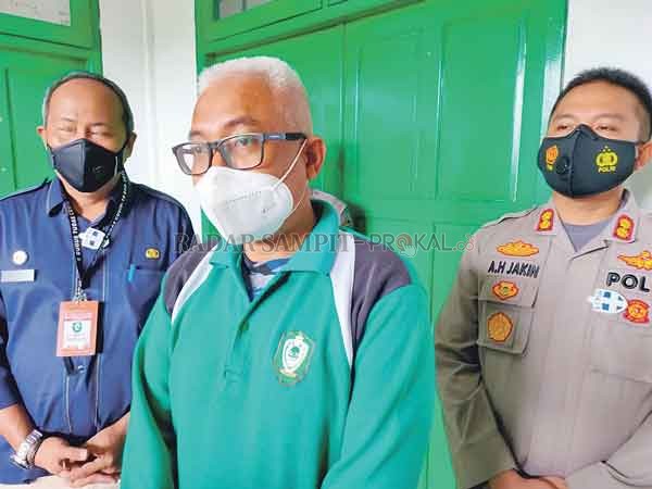 KONFIRMASI: Kepala Dinas Kesehatan Kotim Faisal Novendra Cahyanto, saat di wawancara awak media terkait teknis vaksinasi, didampingi Jubir Satga Covid-19 Multazam dan kapolres Kotim AKBP Abdoel Haris Jakin, belum lama ini.(YUNI/RADAR SAMPIT)