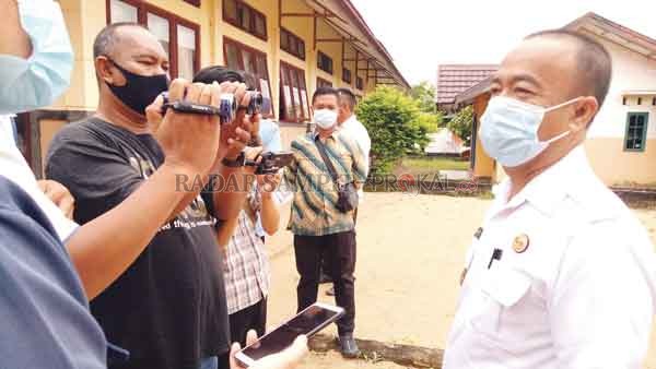 KONFIRMASI: Bupati Seruyan saat diwawancarai awak media terkait PBS yang tidak disiplin membayar pajak.(HENDRIEDITIA/RADARSAMPIT)