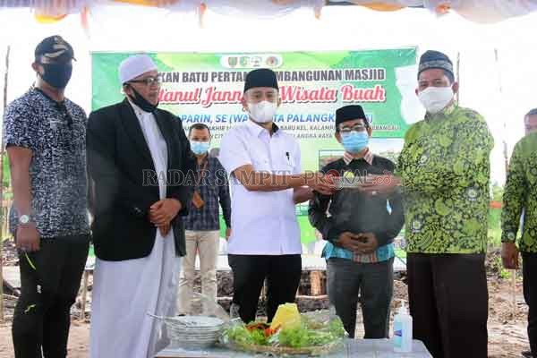 SYIAR :Walikota Palangka Raya Fairid Naparin menghadiri acara peletakan batu pertama pembangunan Masjid Bustanul Jannah, yang dibangun dengan konsep wisata buah di Kelurahan Kelampangan Kecamatan Sabagau, belum lama tadi.(ISTIMEWA/ HUMAS PEMKOT)