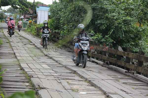 DIBANGUN : Jembatan Sei Kahat yang terletak di pusat Kota Kuala Kurun akan dibangun pada tahun 2021, Jumat (15/1).(ARHAM SAID/RADAR SAMPIT)