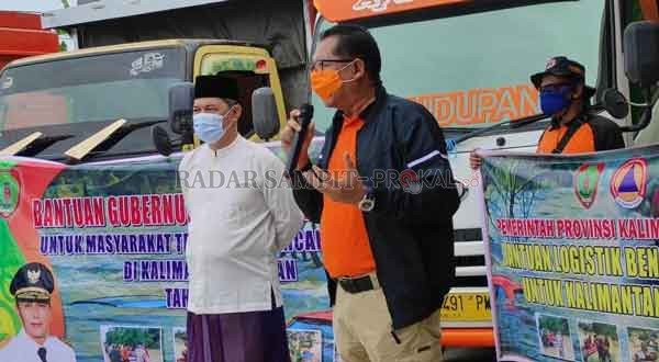 KIRIM BANTUAN: Sekda Kalteng Fahrizal Fitri bersama Kepala Badan Penanggulangan Bencana Daerah (BPBD) Kalteng Darliansjah, saat melepas keberangkatan bantuan logistik dan personel untuk bencana banjir di Kalsel, Minggu (17/1).(Yusho/Radar Palangka)