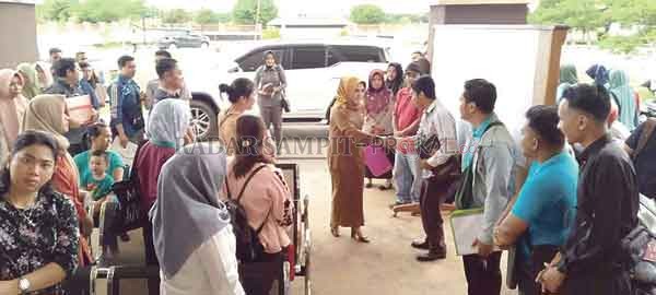 TINJAU: Wakil Bupati Seruyan Iswanti saat meninjau seleksi CPNS beberapa waktu lalu.(IST/RADARSAMPIT)