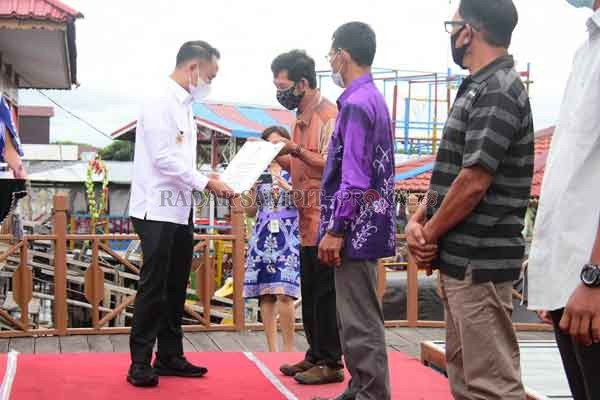CSR: Wali Kota Palangka Raya  Fairid Naparin menyerahkan secara simbolis bantuan untuk pelaku UMKM setempat, untuk membantu pemulihan ekonomi, belum lama tadi.(ISTIMEWA/ HUMAS PEMKOT)