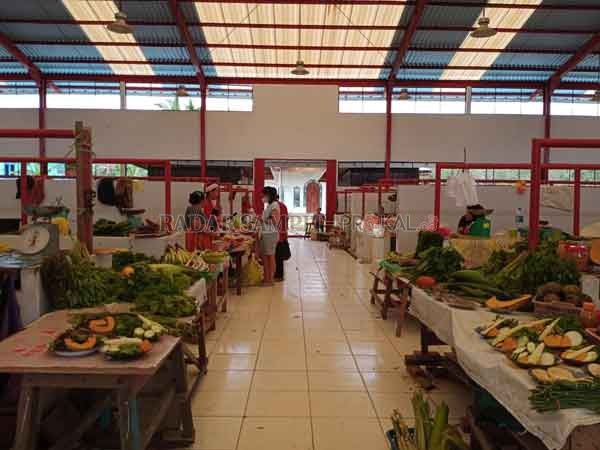 GRATIS: Aktivitas jual beli di Pasar Rakyat Pelita Hulu, Puruk Cahu, Minggu (17/1).