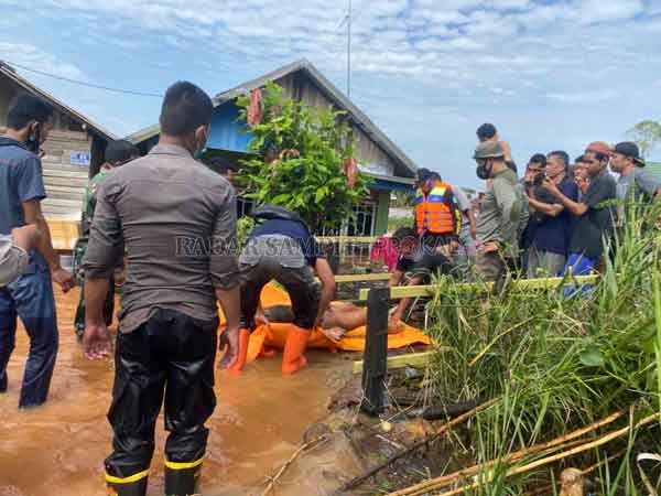 TEWAS: Seorang lelaki ditemukan mengapung di pinggir Sungai Martapura Desa Melayu Ilir, Martapura Timur, kemarin pagi. Banjir Kalimantan Selatan telah memakan korban 16 orang.(MUHAMMAD AMIN/RADAR BANJARMASIN)