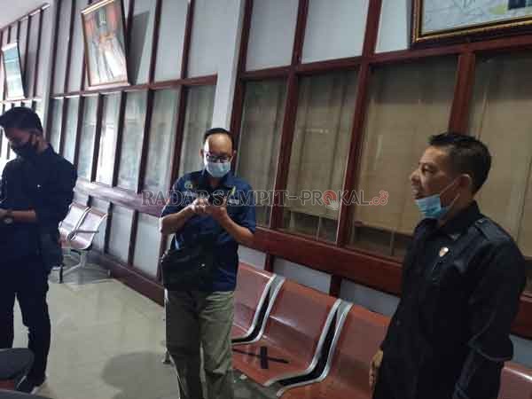 BERBINCANG: Wakil Ketua II DPRD Seruyan M Aswin (kanan) saat berbincang dengan sejumlah awak media sebelum pelaksanaan rapat di Setwan belum lama tadi.(ALDISETIAWAN/RADARSAMPIT)