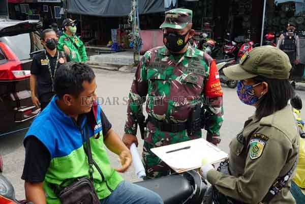 RUTIN: Kegiatan razia penerapan protokol kesehatan  di Kota Palangka Raya dan memberikan sanksi kepada warga yang tidak patuh, baru-baru tadi oleh tim gabungan.(istimewa)