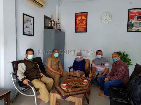 BERKUNJUNG: Disbudpar Kotim saat berkunjung ke kantor Radar Sampit, Senin (18/1).