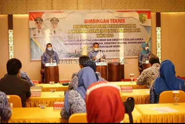 LINTAS OPD : Wali Kota Palangka Raya Fairid Naparin   ketika  membuka Bimbingan Teknis Penyusunan Laporan  Penyelenggaraan Pemerintah Daerah (LPPD) kota Palangka Raya tahun 2020, Senin (18/1).(Istimewa Humas Pemkot)