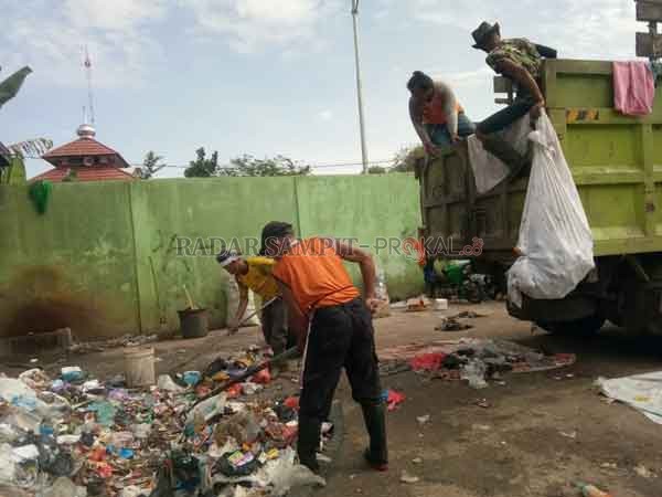 ANGKUT: Petugas angkut sampah di Kota Sampit saat mengangkut sampah di Depo Jalan Tidar, Senin (18/1).(HENY/RADAR SAMPIT)