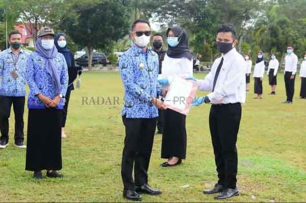 SEREMONIAL:  Wali Kota Fairid Naparin saat upacara penyerahan SK Pengangkatan 209 CPNS di lingkungan Pemerintah Kota Palangka Raya, Senin (18/1).( IST HUMAS PEMKOT)