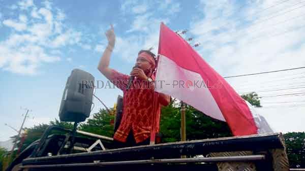 ORASI: Koordinator lapangan aksi damai AMPKT Rotama, menyampaikan aspirasi penolakan pemekaran Kalteng dengan pembentukan Provinsi Kotawaringin, Senin (18/1).(YUSHO/RADAR SAMPIT)