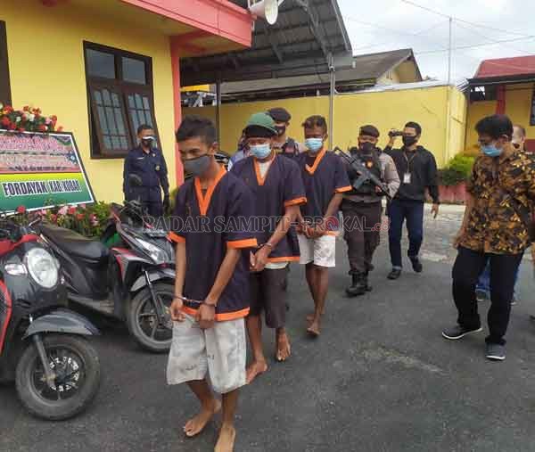 KEJAHATAN ASUSILA : Tiga tersangka kejahatan asusila digiring menuju Rumah Tahanann Polres Kobar, Selasa (19/1). (RINDUWAN /RADAR PANGKALAN BUN )