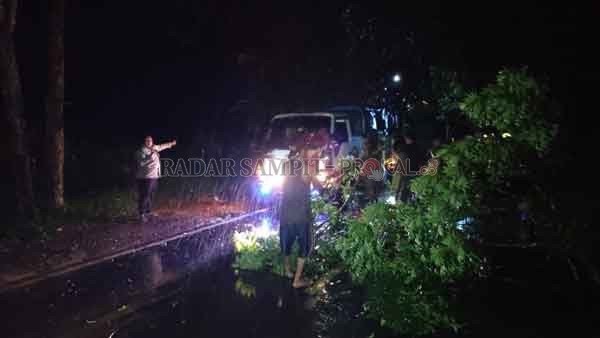 BAHAYA: Kapolsek Kapuas Hilir bersama anggota saat mengurai kemacetan karena ADA pohon tumbang di Jalan Trans Kalimantan,  tepatnya di Kecamatan Kapuas Hilir, Senin (18/1) malam.(istimewa)