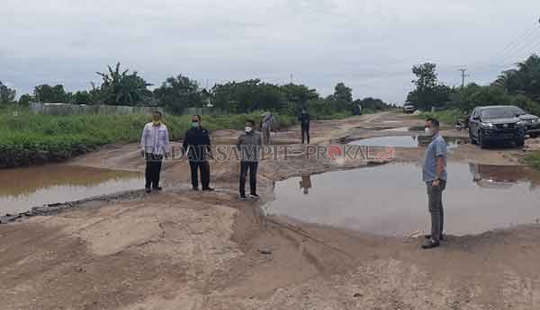 JALAN RUSAK : Komisi IV DPRD Kotim ketika mengecek kerusakan jalan lingkar selatan, beberapa waktu lalu.(DOK/RADAR SAMPIT)