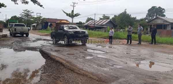 Sejumlah anggota DPRD Kotim meninjau kerusakan di Jalan Lingkar Kota Selatan Sampit yang kian parah dan berimbas terhadap jalan dalam kota. (DOK.RADO/RADAR SAMPIT)