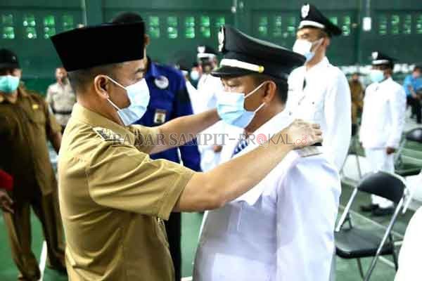 LANTIK: Bupati Seruyan Yulhaidir saat melantik sejumlah pj Kepala Desa, Selasa. (19/1) lalu.(DOK.RADARSAMPIT)