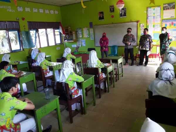 TATAP MUKA: Kegiatan pembelajaran tatap muka di SMPN 1 Kotabesi, Kamis (21/1).(IST/RADARSAMPIT)