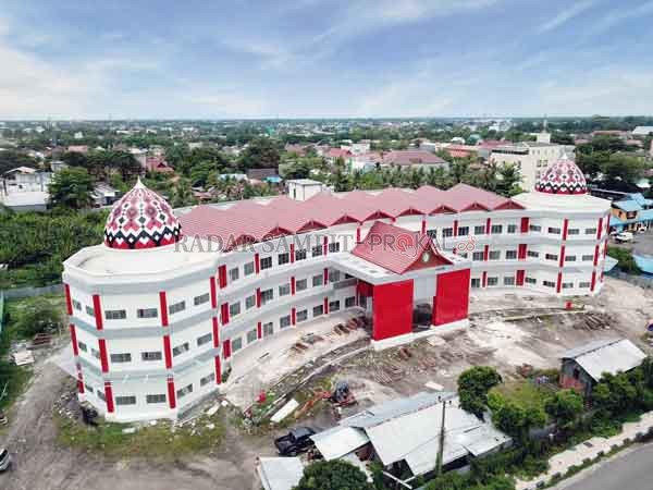 PROYEK: Pembangunan fisik Mal Pelayanan Publik yang berlokasi di Jalan MT Haryono terlihat masih tertutup seng belum fungsional, baru-baru ini. (MOKHAMMAD IKHWAN FOR RADAR SAMPIT)