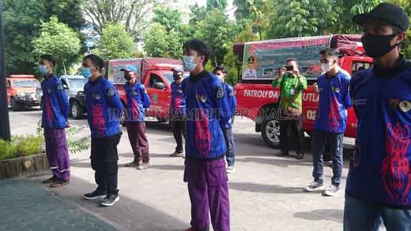 BANTUAN: Pemprov Kalteng memalu Dishut menyalurkan bantuan untuk membantu korban banjir di Kalsel, Kamis (21/1).(IST/RADARPALANGKA)