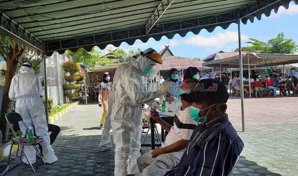 RAPID TEST MASSAL : Tim dokter dari Dinkes dan Puskesmas melakukan rapid test antibodi terhadap warga binaan di Lapas Kelas II B Pangkalan Bun Kamis (21/1). (   RINDUWAN /RADAR PANGKALAN BUN )