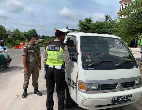 PENYEKATAN : Tim gabungan saat melakukan pemeriksaan kendaraan yang hendak menuju tempat wisata di Pesisir Kumai Kamis (21/1).(HUMAS POLRES /RADAR PANGKALAN BUN )
