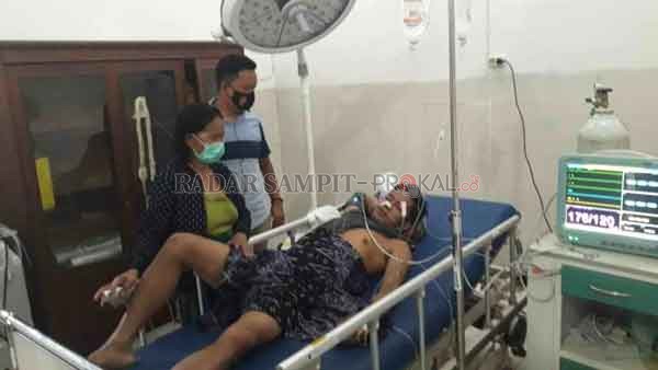 BUNUH DIRI : Viktor ketika mendapatkan pertolongan medis rumah sakit sebelum dinyatakan meninggal dunia, Jumat (22/1). (IST/RADAR SAMPIT)
