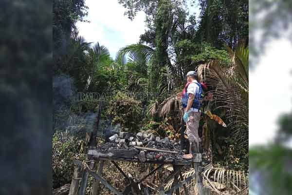 OLAH TKP : Polsek Pulau Hanaut melakukan olah TKP kebakaran yang menewaskan seorang kakek.(FAHRY/RADAR SAMPIT)