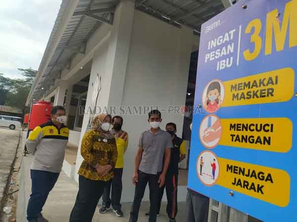 PASAR : Bupati Kotawaringin Barat meninjau pasar relokasi Sungai Bulin, Kelurahan Mendawai, Kecamatan Arut Selatan, Jumat (22/1).(   Sulistyo/Radar Pangkalan Bun)